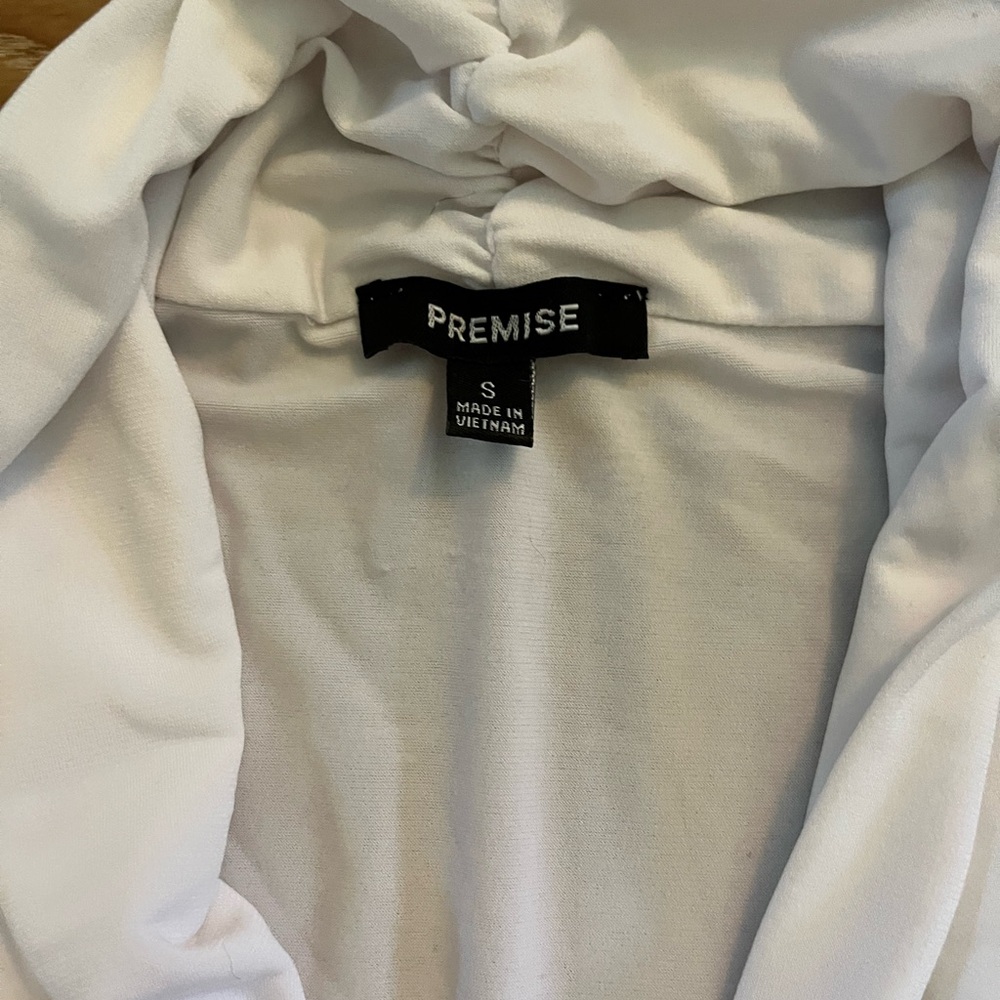 White blouse - Picture 2 of 3